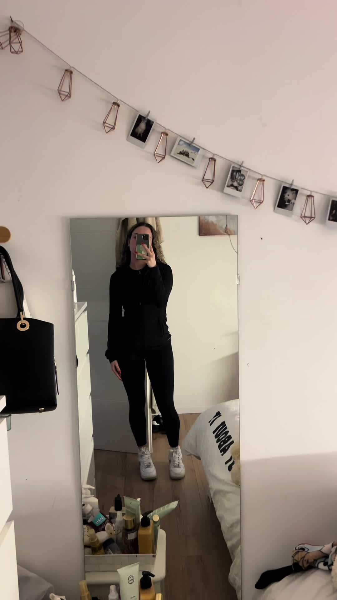 @Henezra_