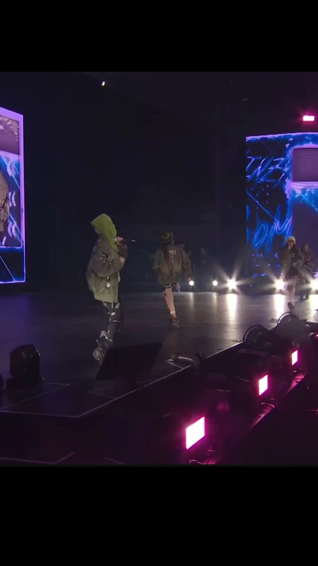 @2ne1