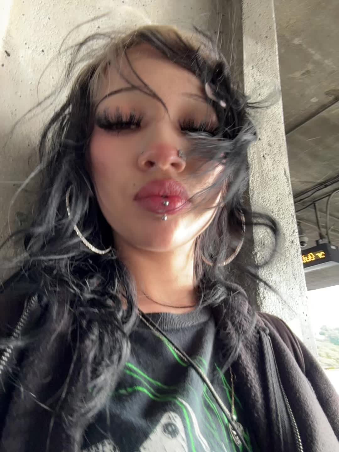 @>⩊<