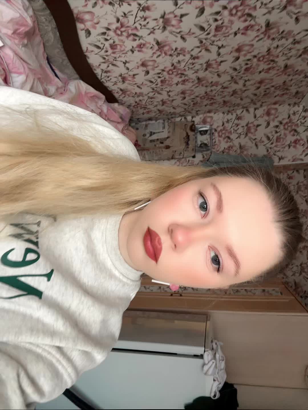 @Anechka 𝓑𝓵𝓸𝓷𝓭𝓲𝓷𝓴𝓪🎀