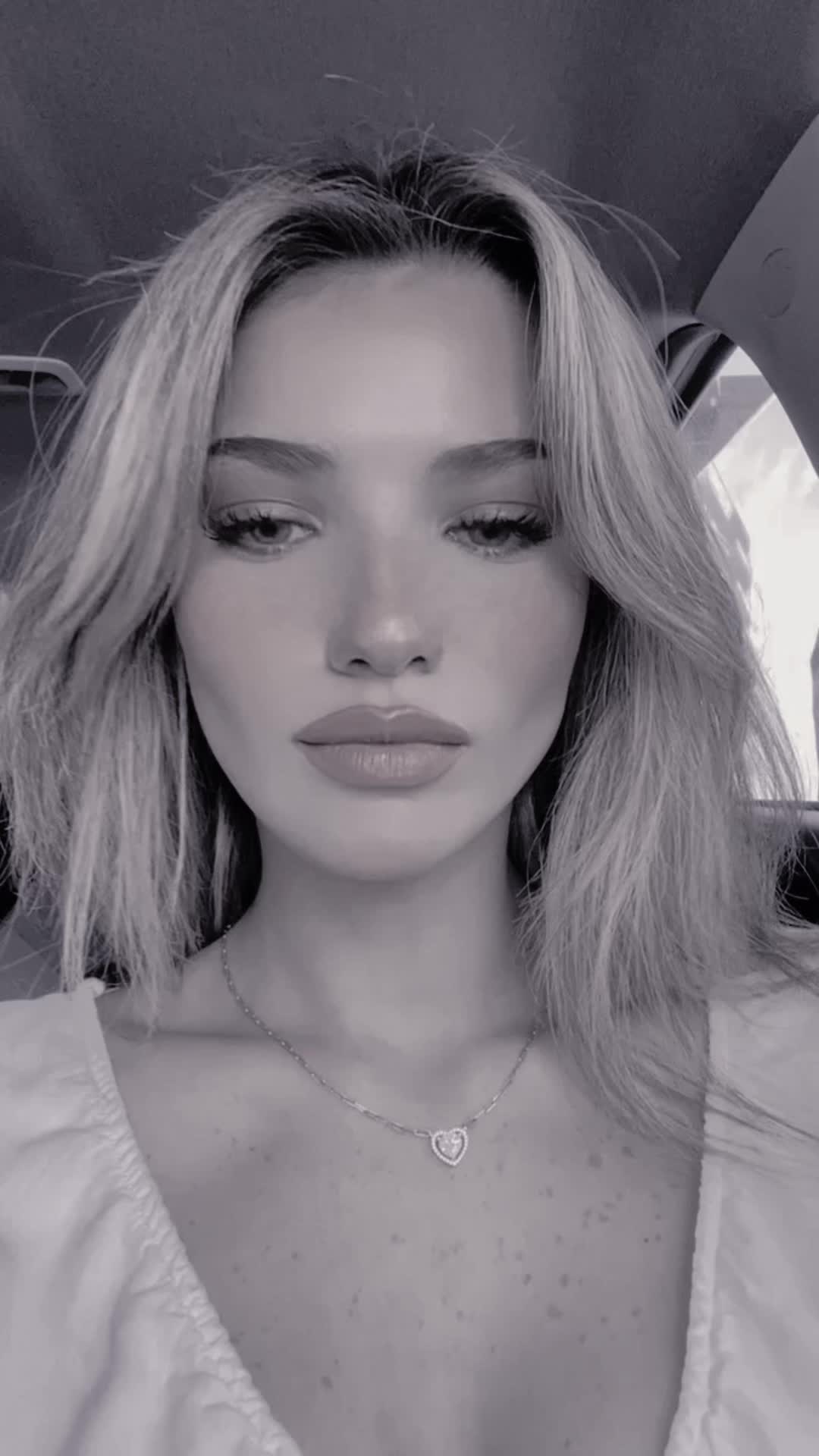 @&Ouml;zge Akg&uuml;l