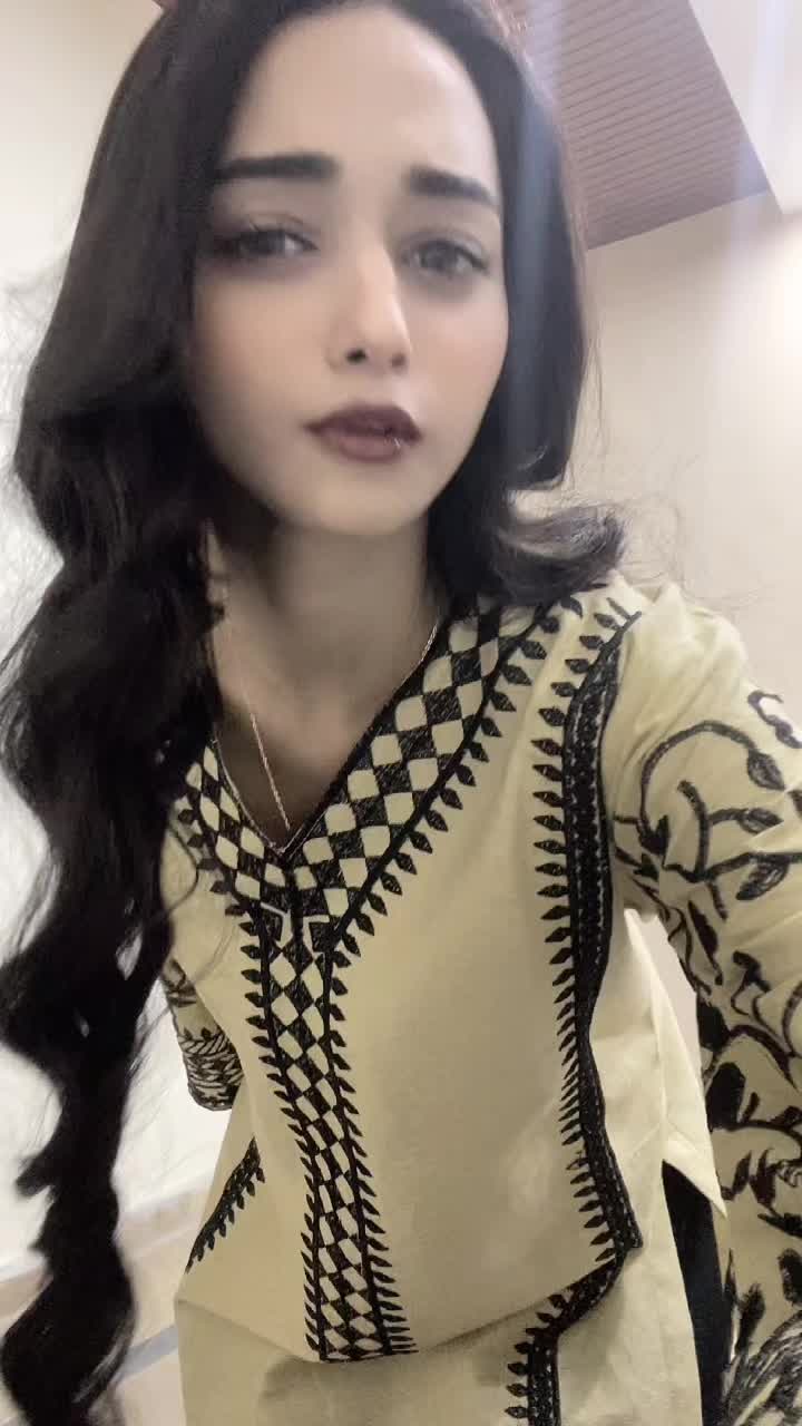 @ayeshaazhar_official