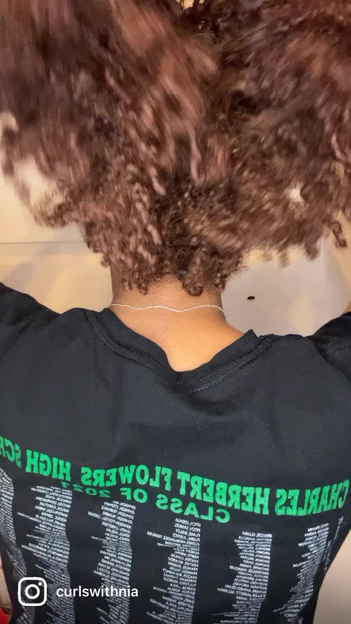 @Curlswithnia