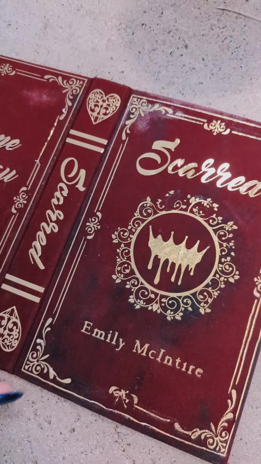 @Kayla ✨🖤📚