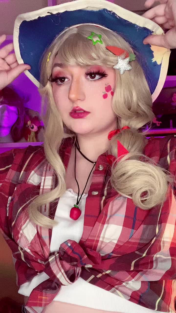 He wants rarity 🤭 || #applejack | ️༺𝔊𝓇𝒶𝓎༻🍎 (@ghosty_cos_)