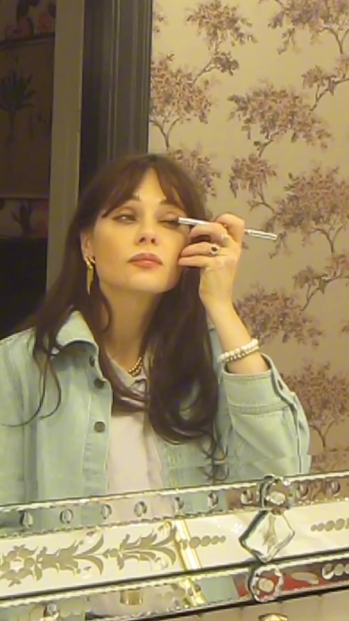 @zooeydeschanel