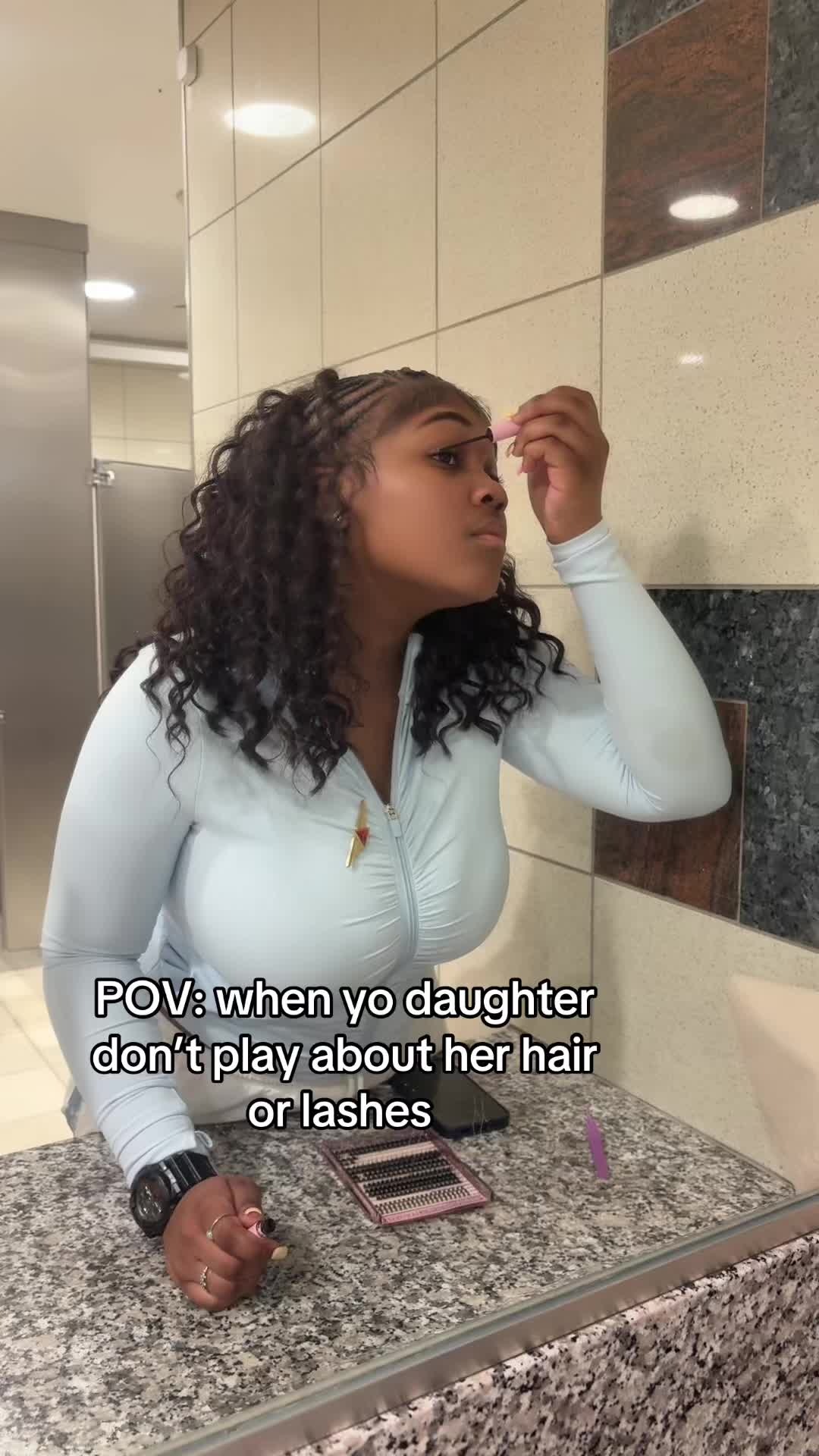 @👩🏽👯&zwj;♀️👯&zwj;♀️