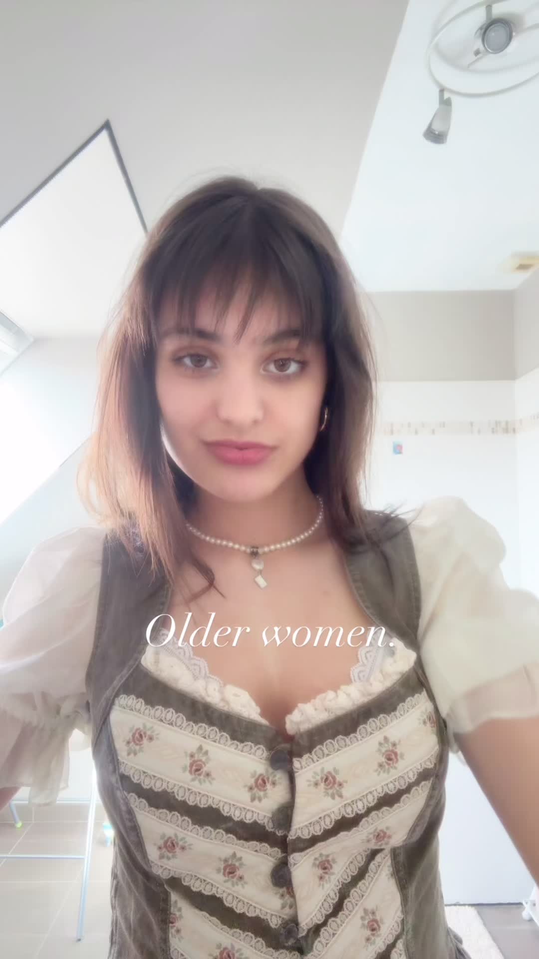 @𝓡𝓸𝔁𝔂 (maya version) 𖦹&deg;‧★