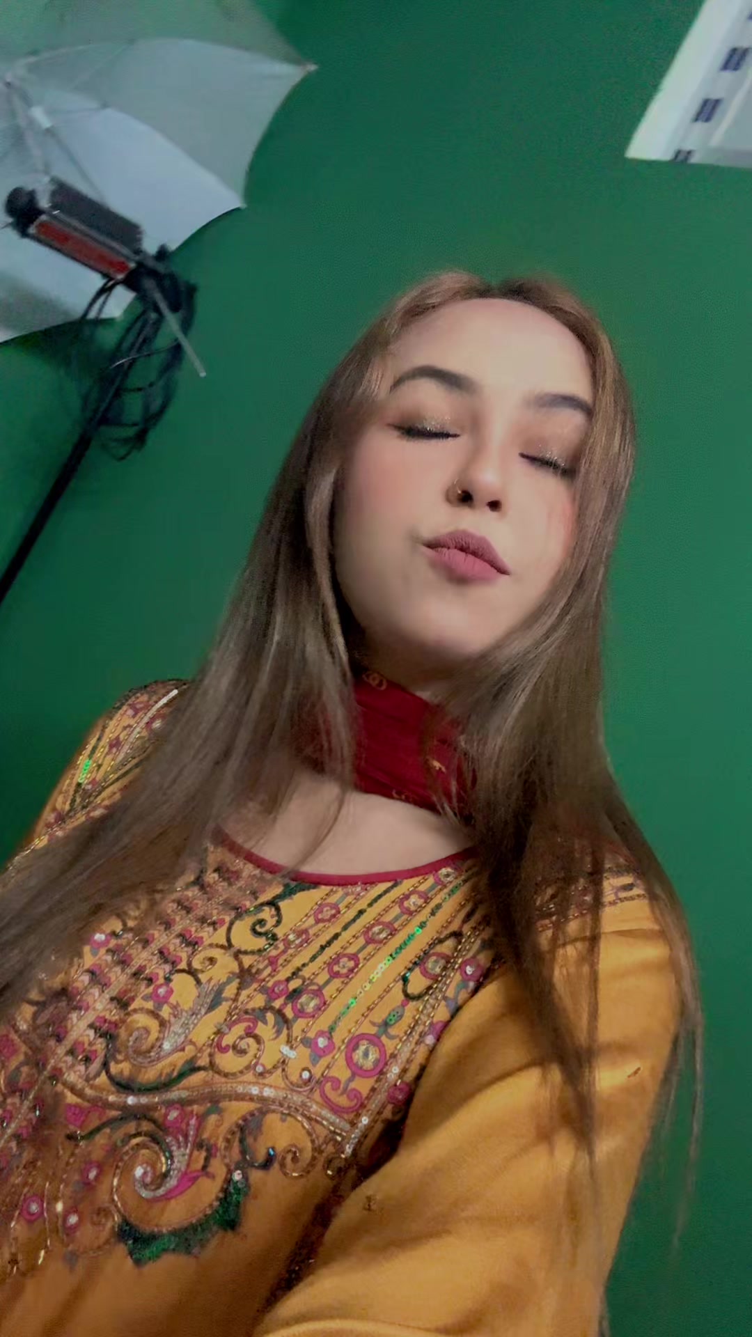@xshaya&times;