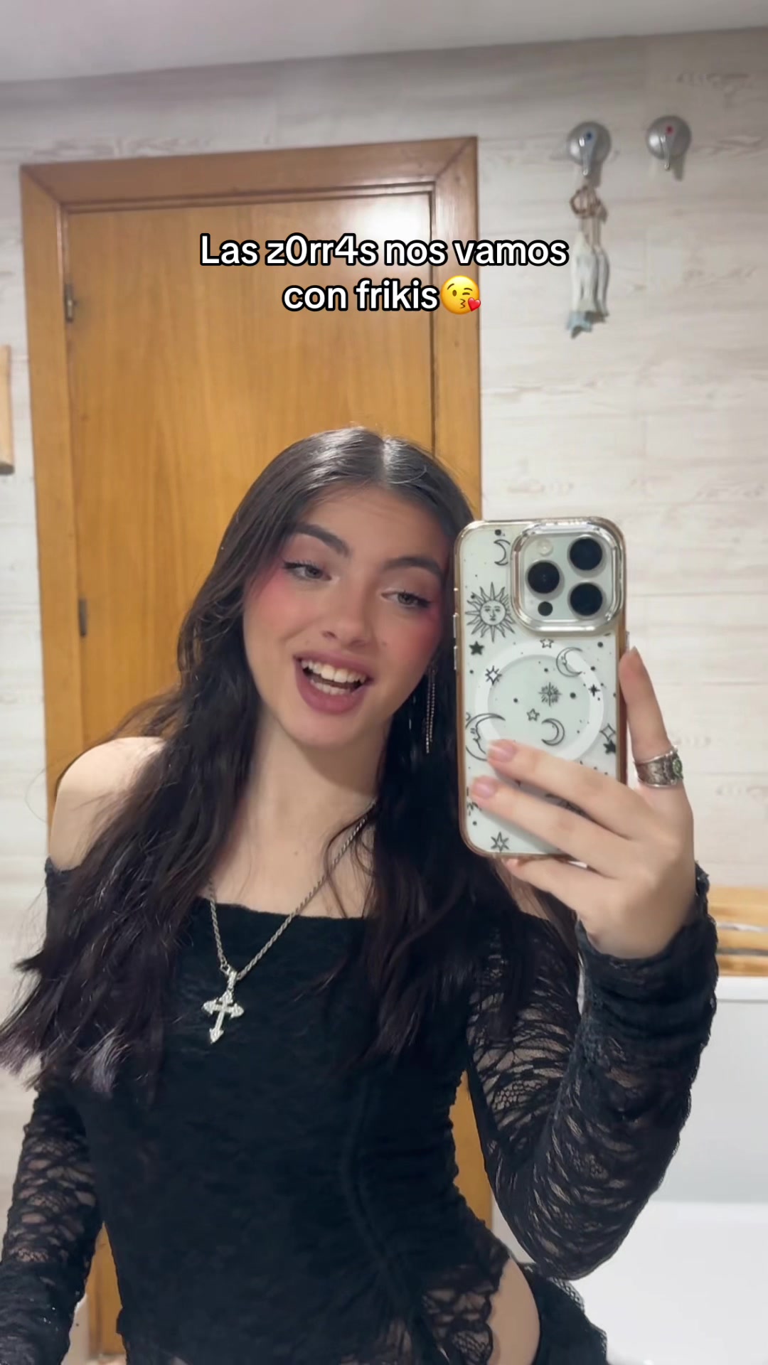 @danielaarosteguii