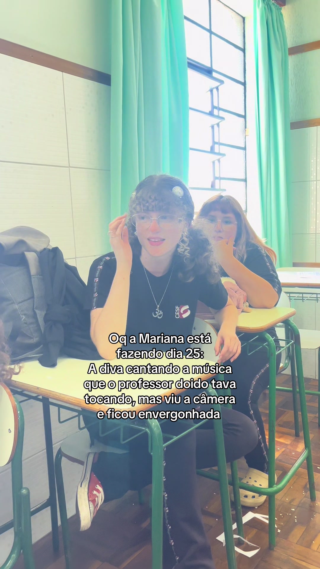 @oq a Mariana est&aacute; fazendo 🙄