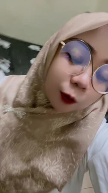 @thia_zakaria