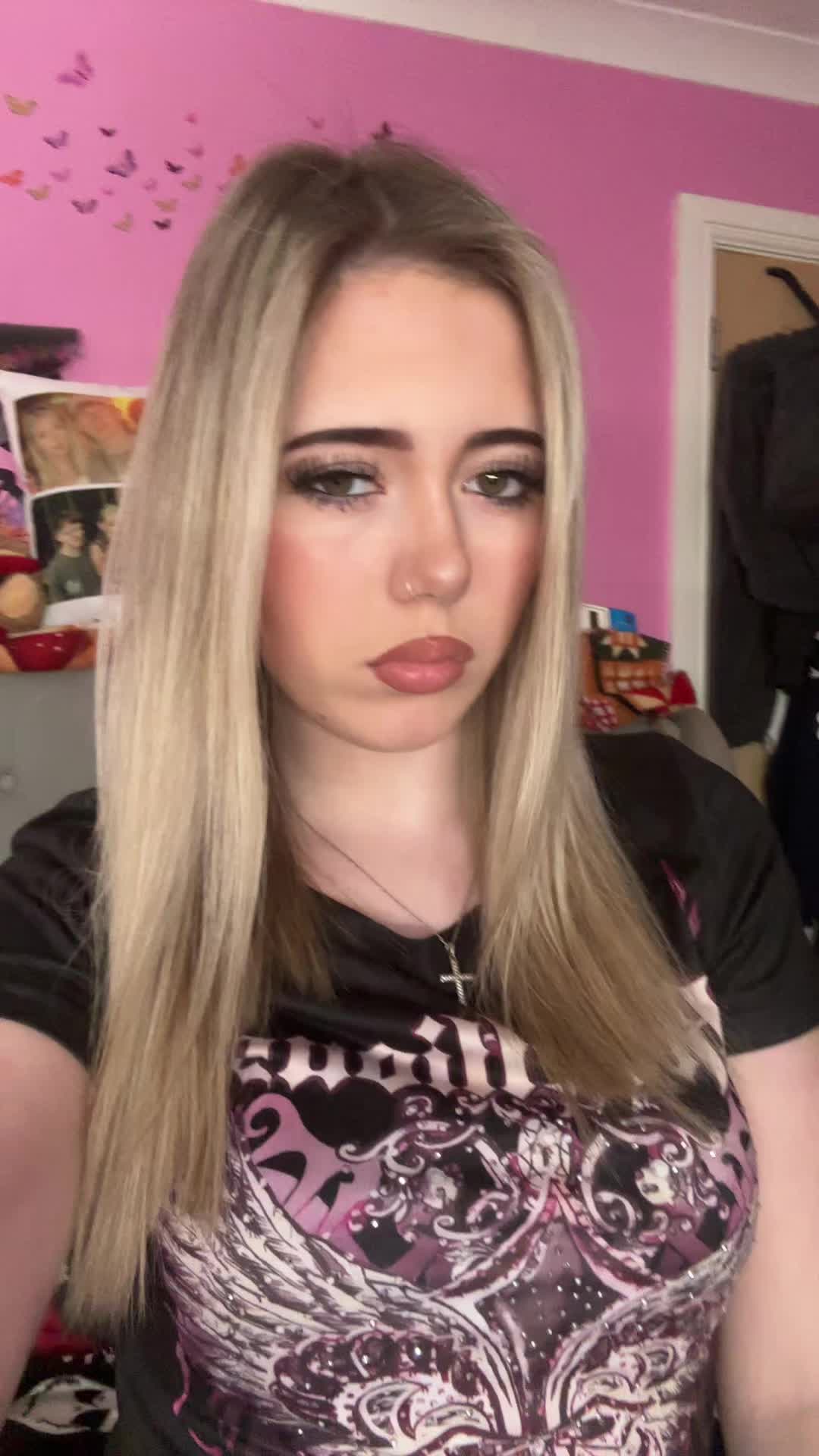 @𝓗𝓸𝓵𝓵𝓲𝓮💋