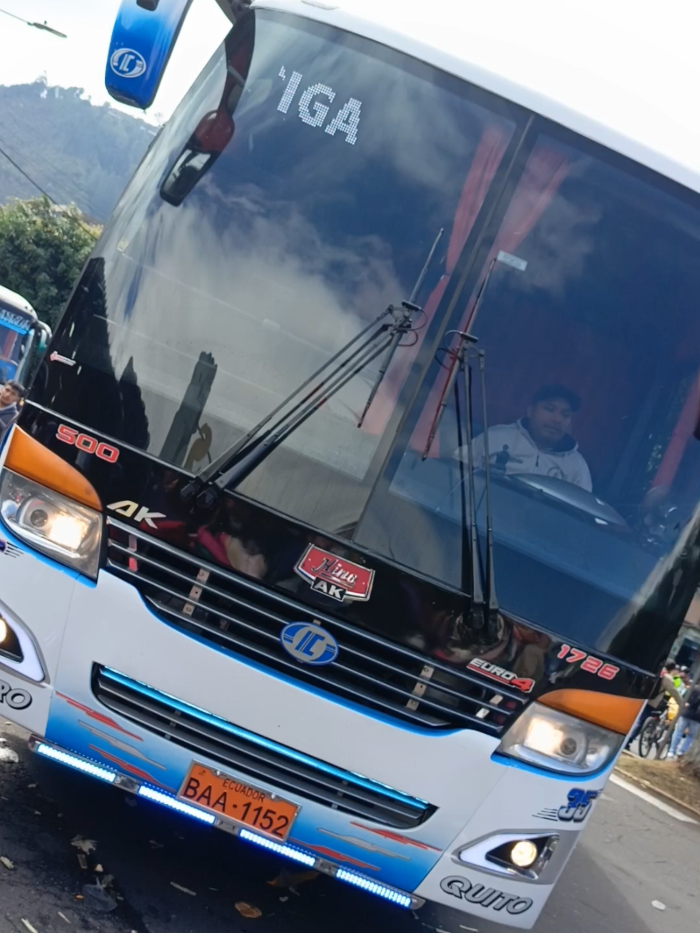 @Alejo_buses