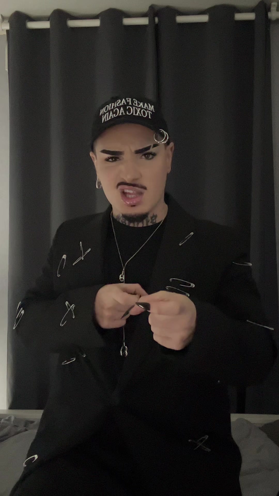 @𝐢𝐜𝐲 𝐠𝐨𝐫𝐠𝐨𝐧🐍