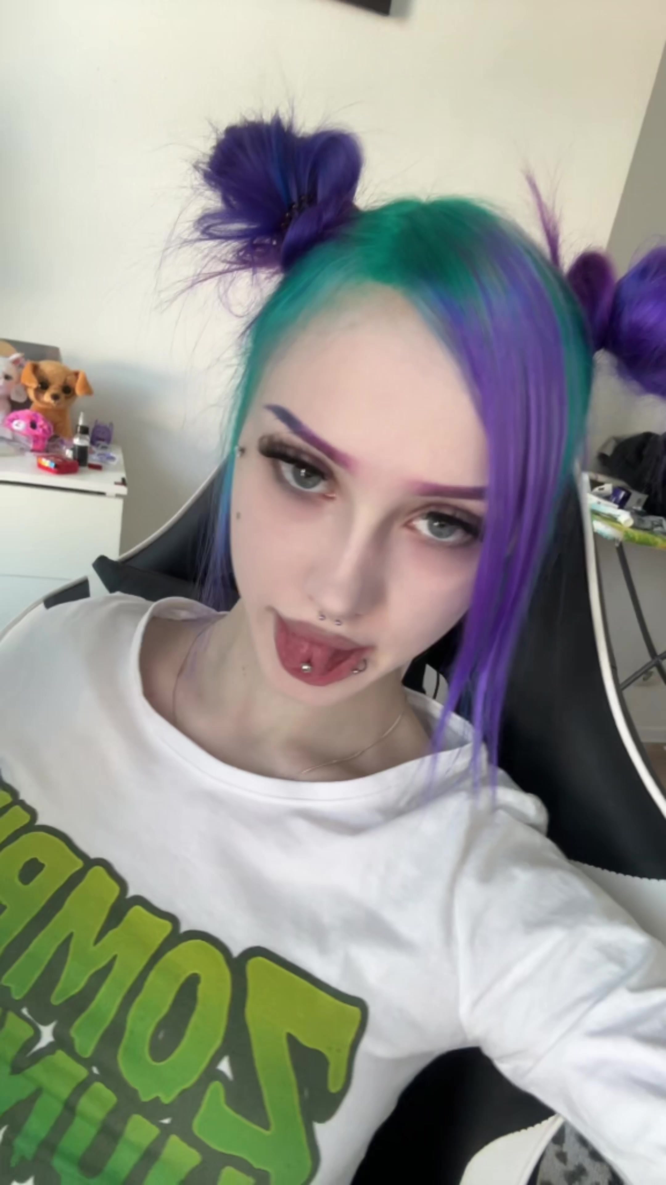 @🙎🏼&zwj;♀️