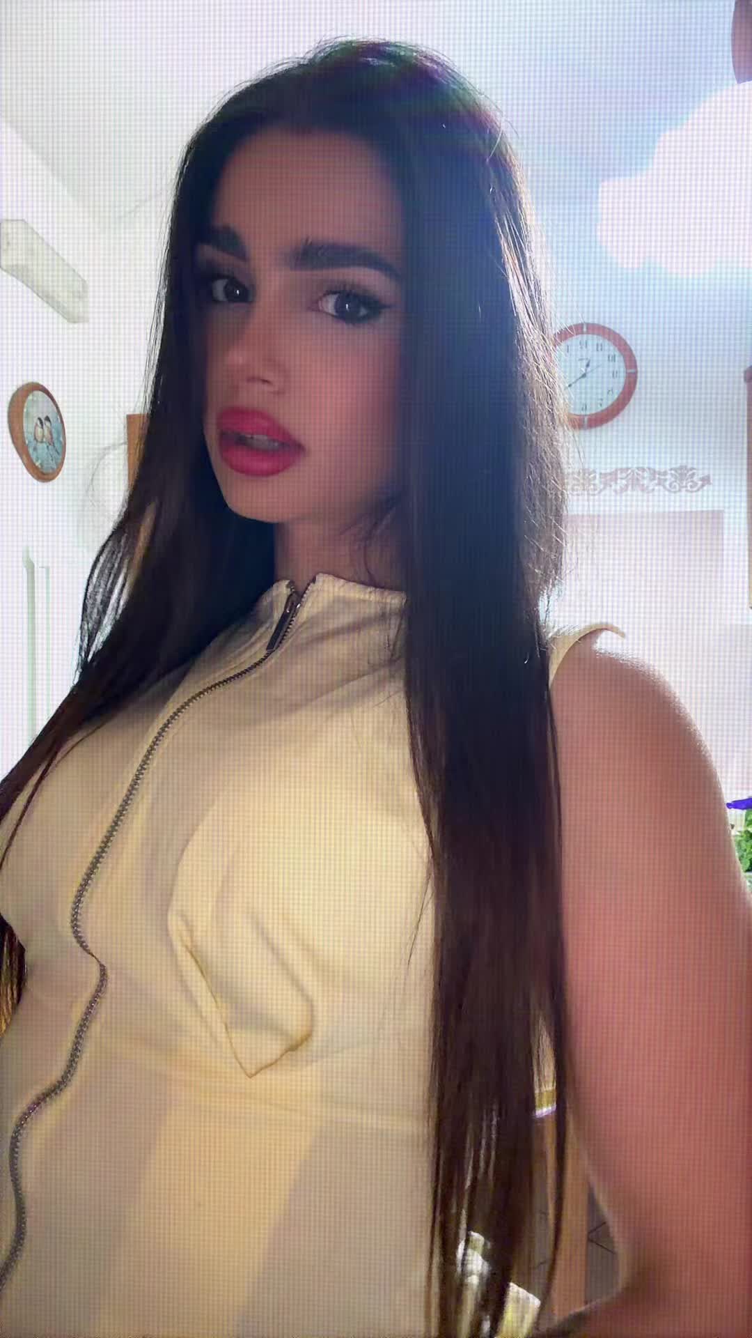 @𝓈𝒶𝓇𝒶 ♡
