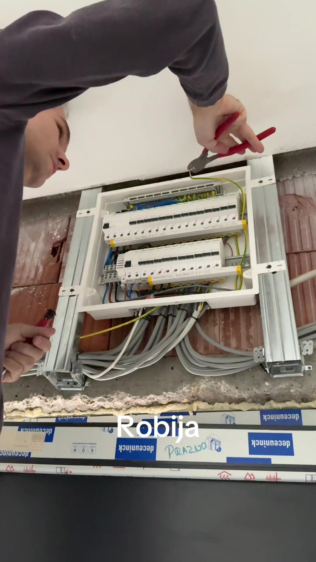@Maksim Električar