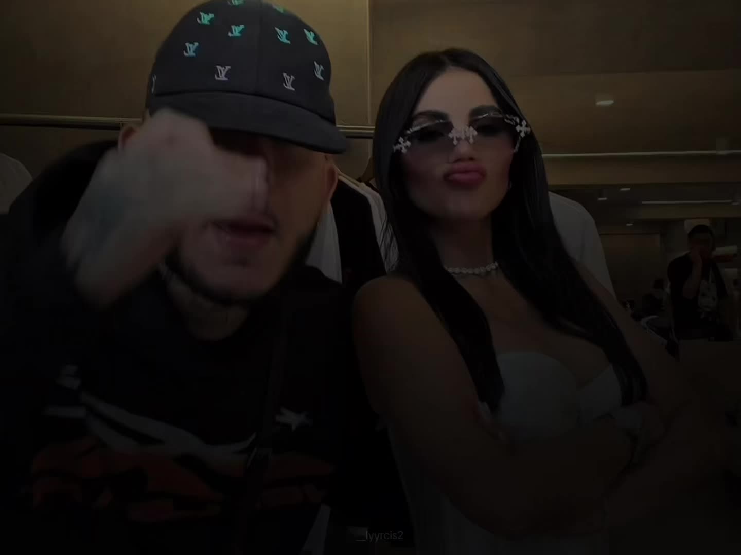 @🦦
