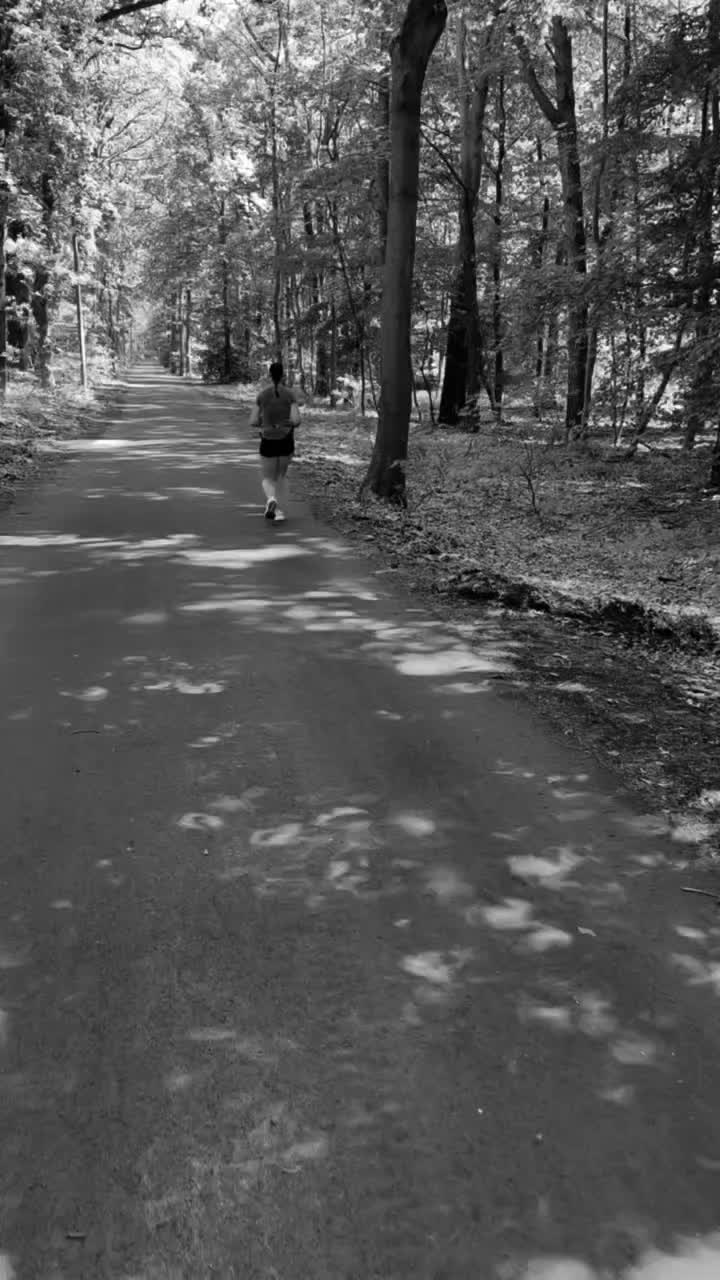 @&Lambda;NTJ&Xi; &bull;V&Lambda;R&Oslash;s RUNN&Xi;R GIRL&bull;