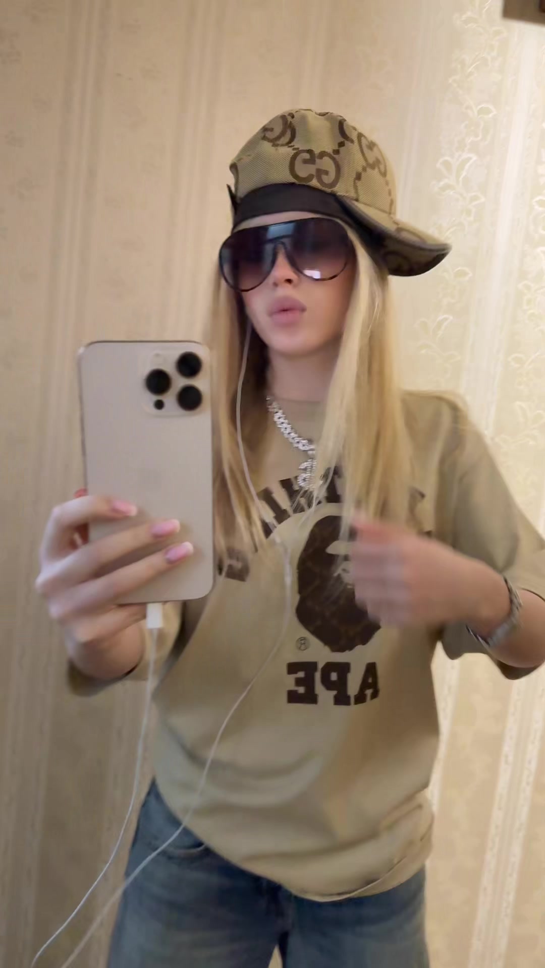 @lizzitak