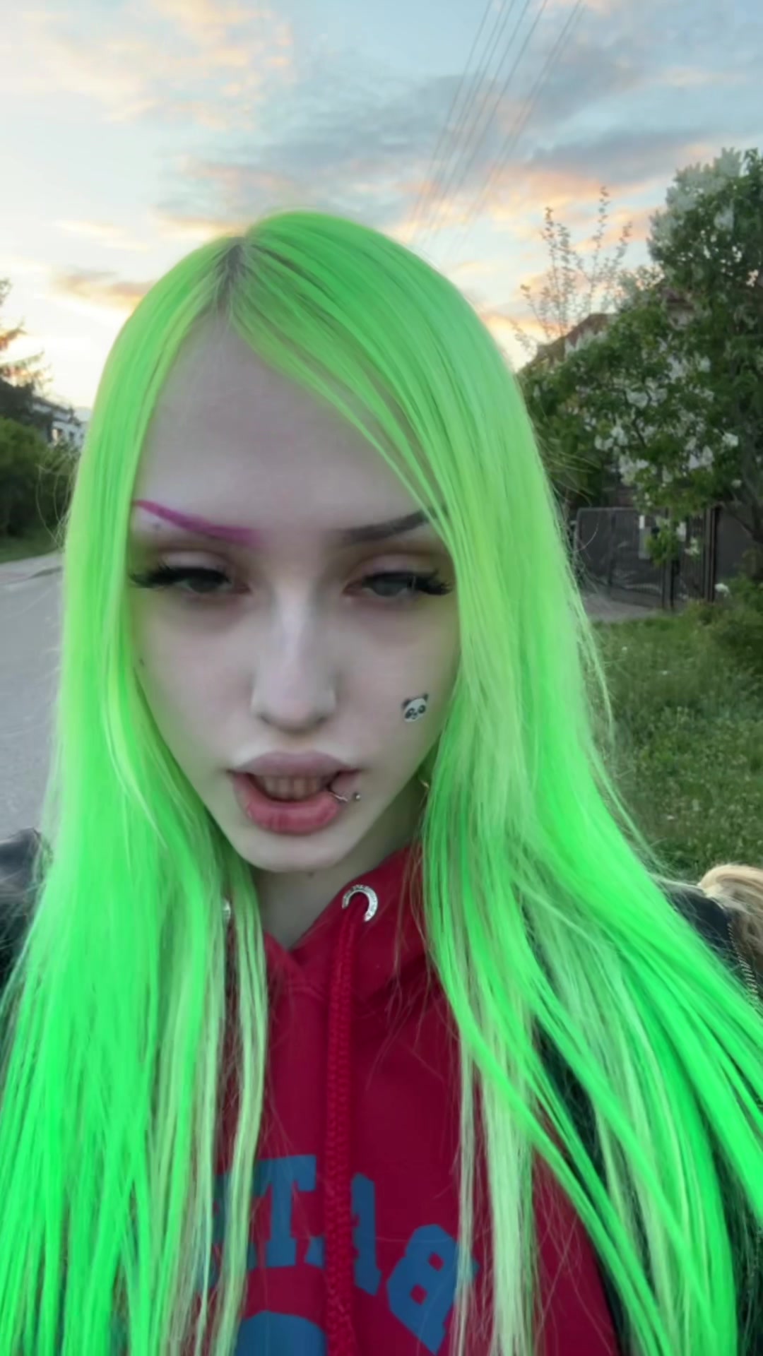 @🙎🏼&zwj;♀️