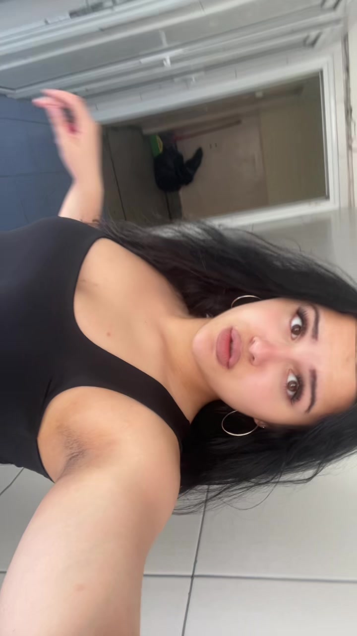 @neeveenica