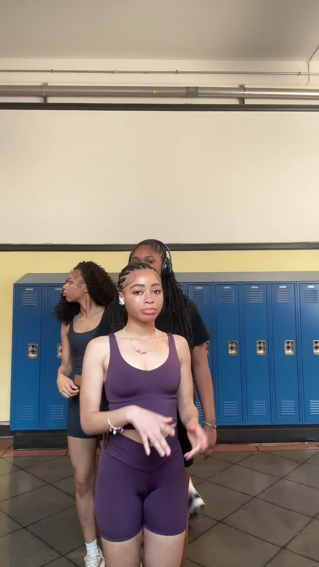 @⃟