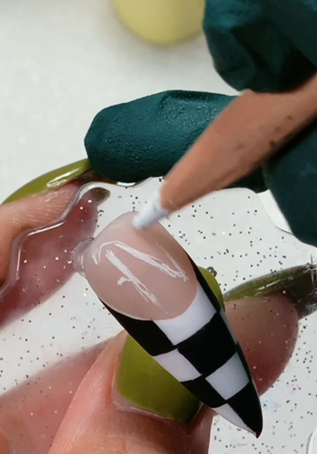 @Mel | Russian Manicurist