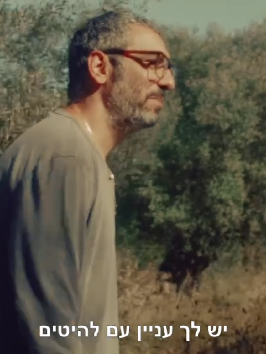 @כאן
