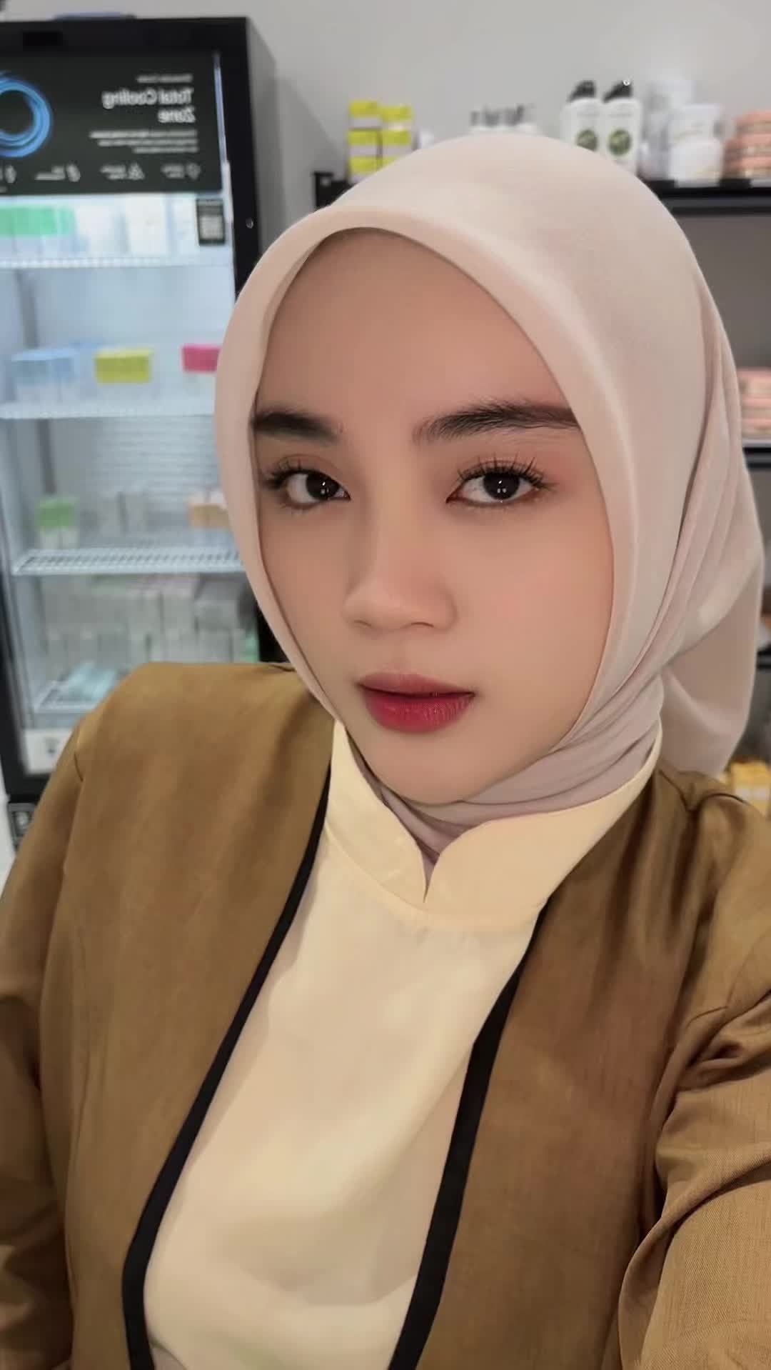 @putrikartikasari.id