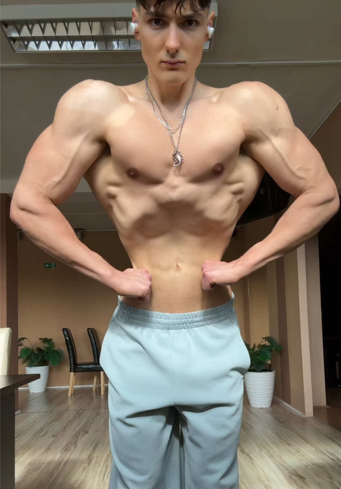 @Levilovesgym