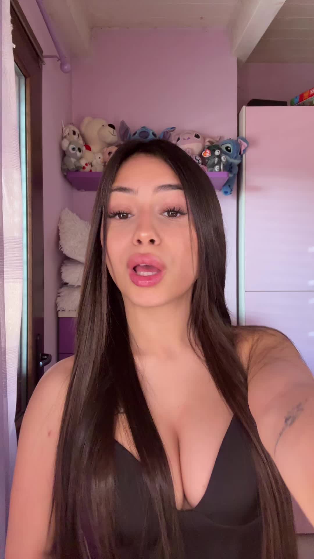 @elisaangiius