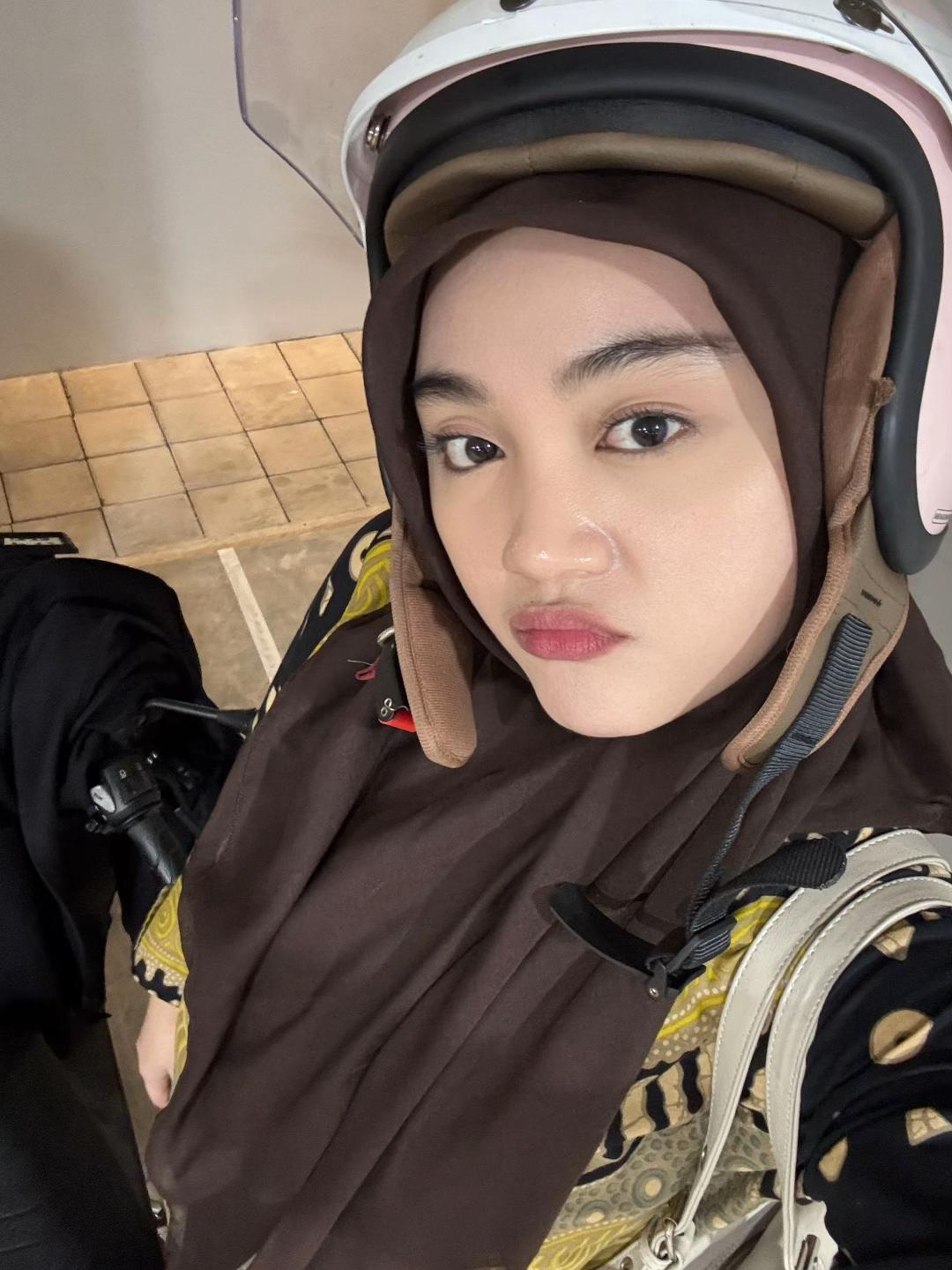 @putrikartikasari.id