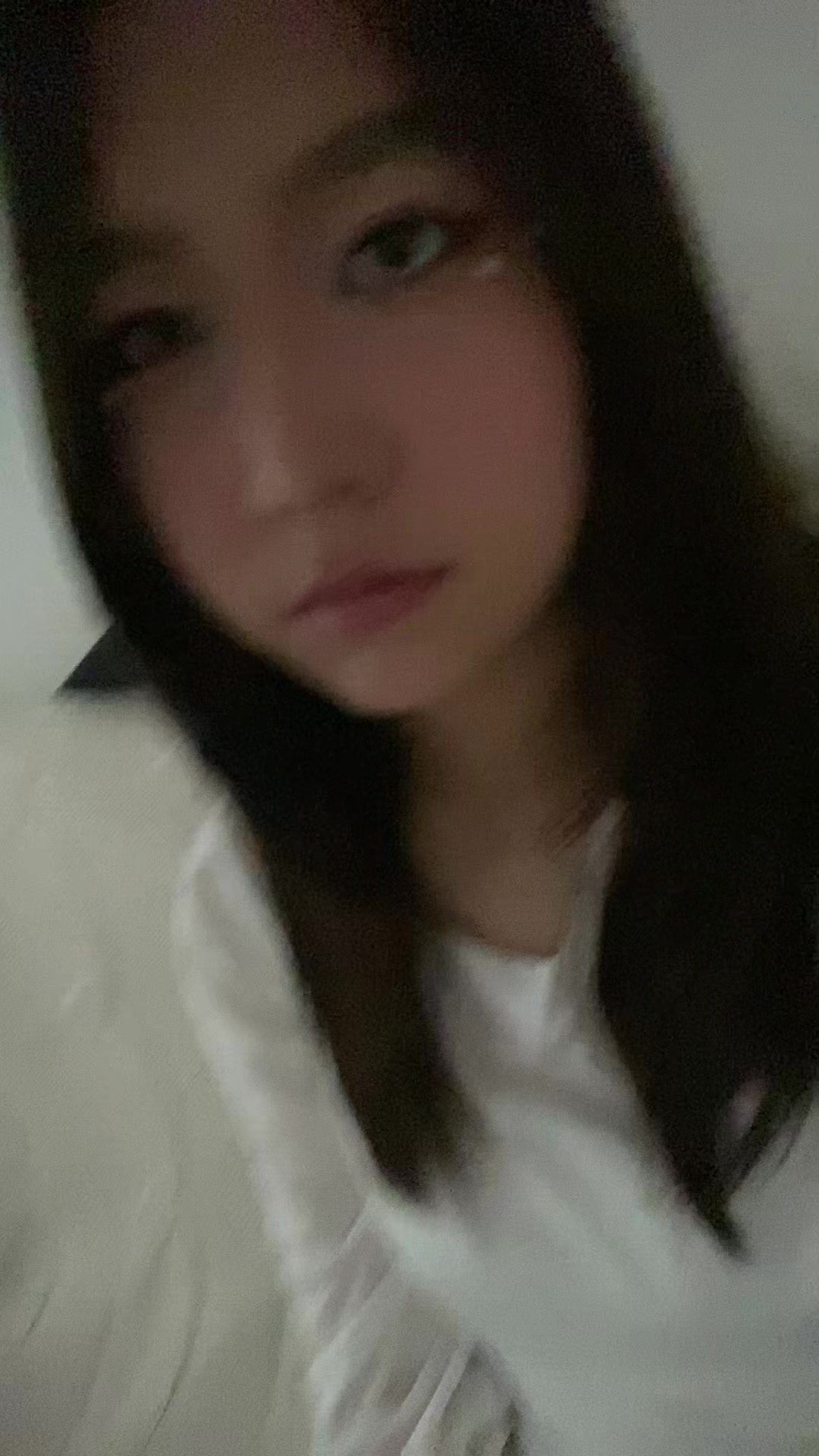 @>_<