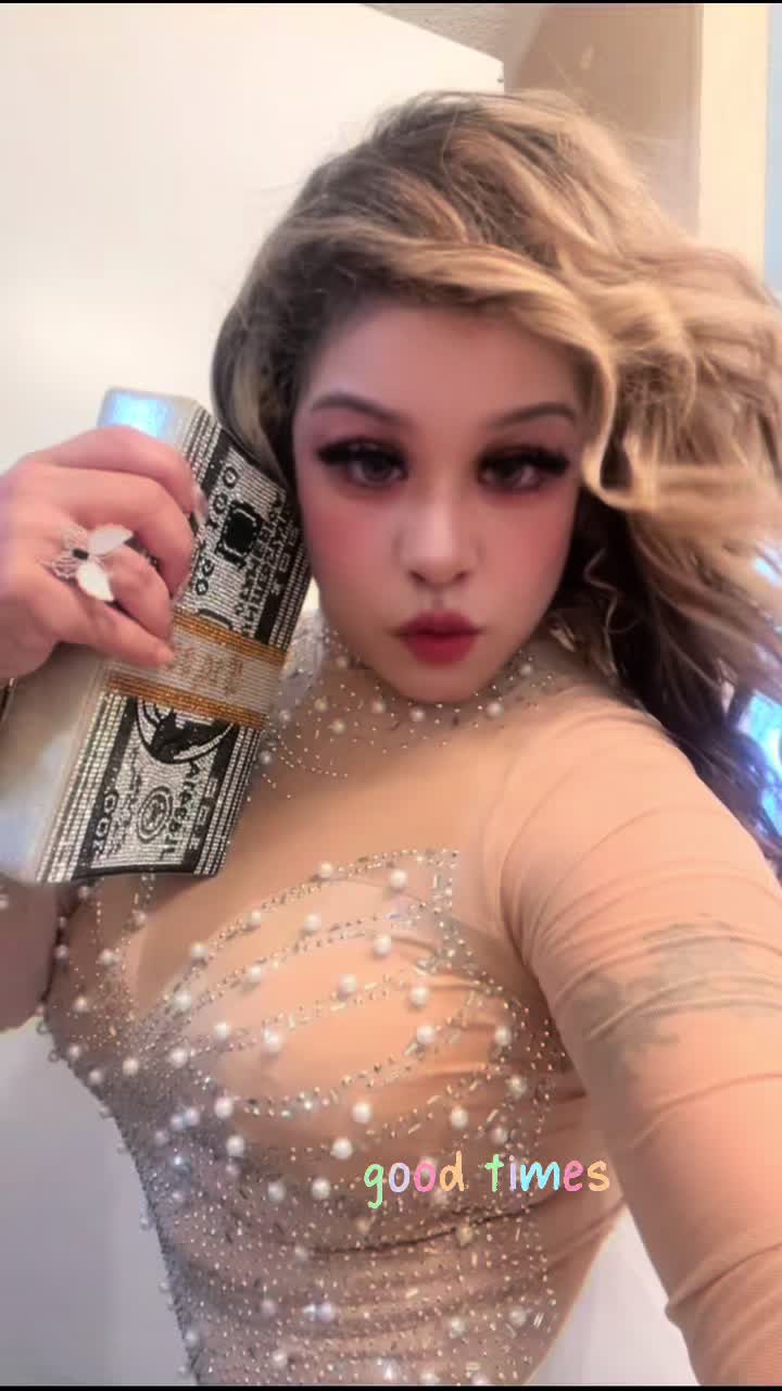 @QUEEN👑