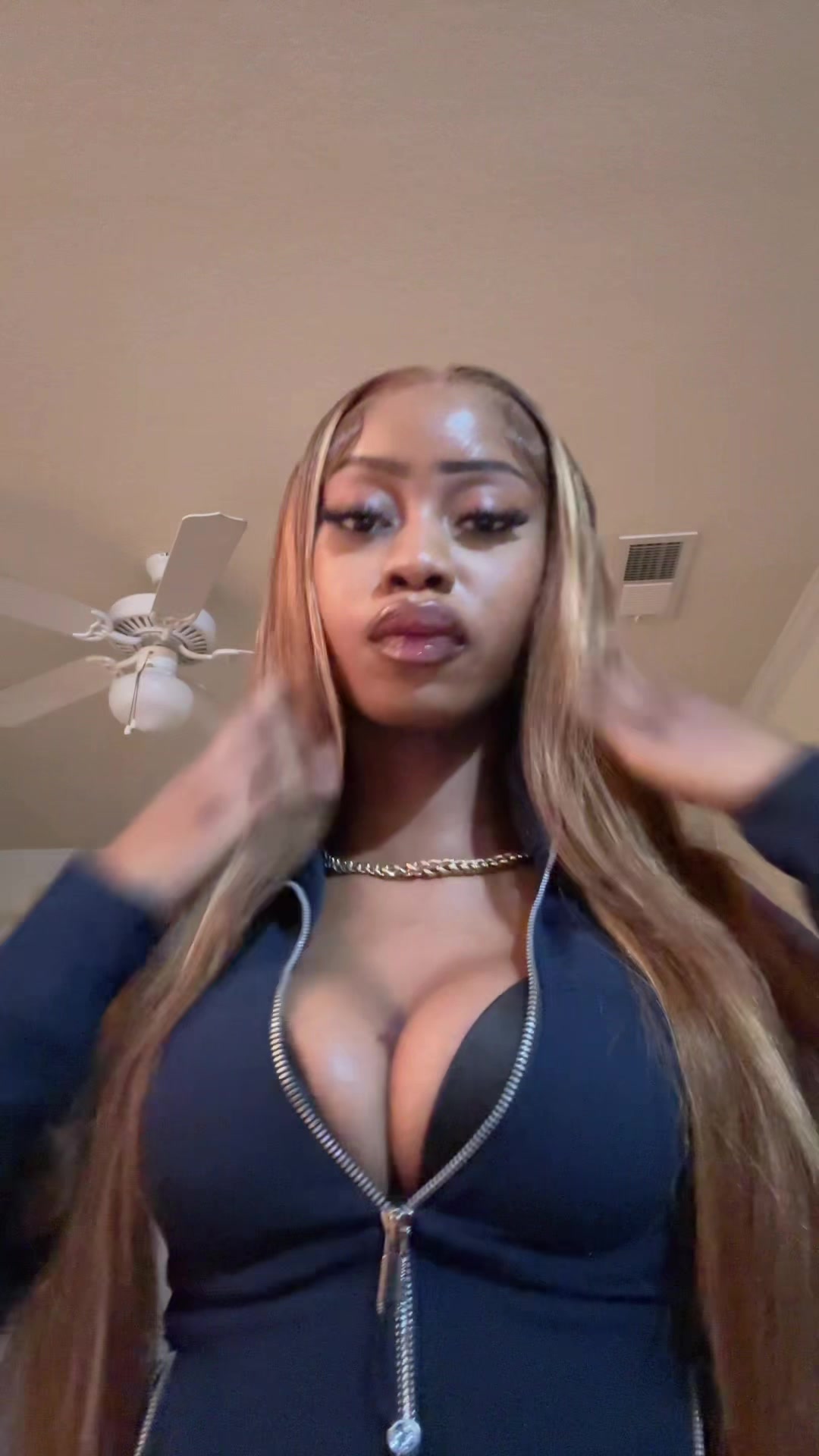 @missniakay