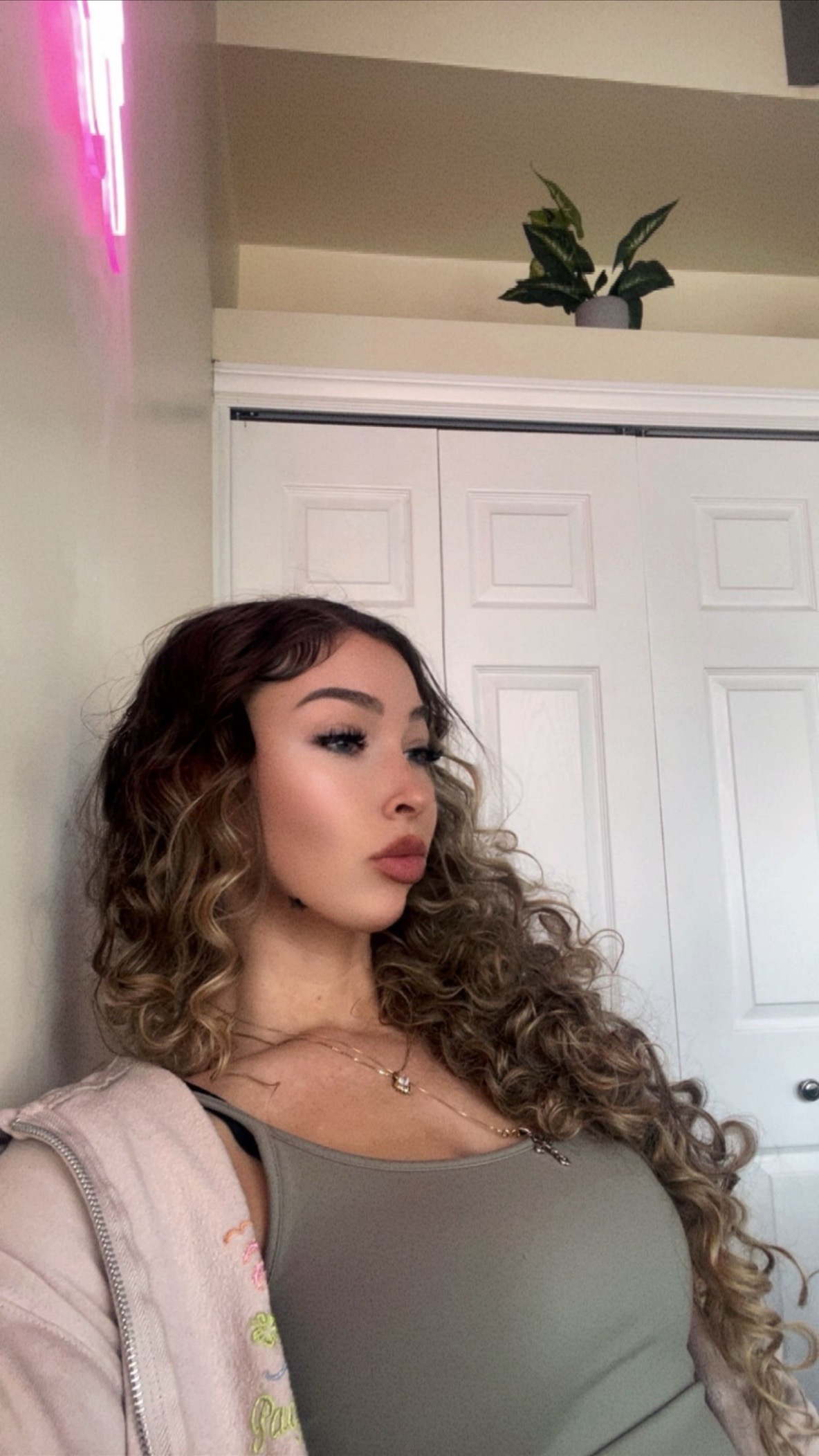@Vhana, MI Esthetician