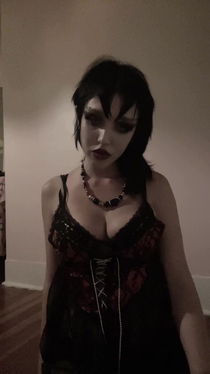 @Gothicloverdoll