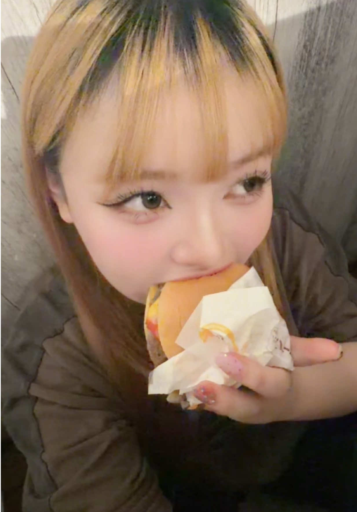 @にこり
