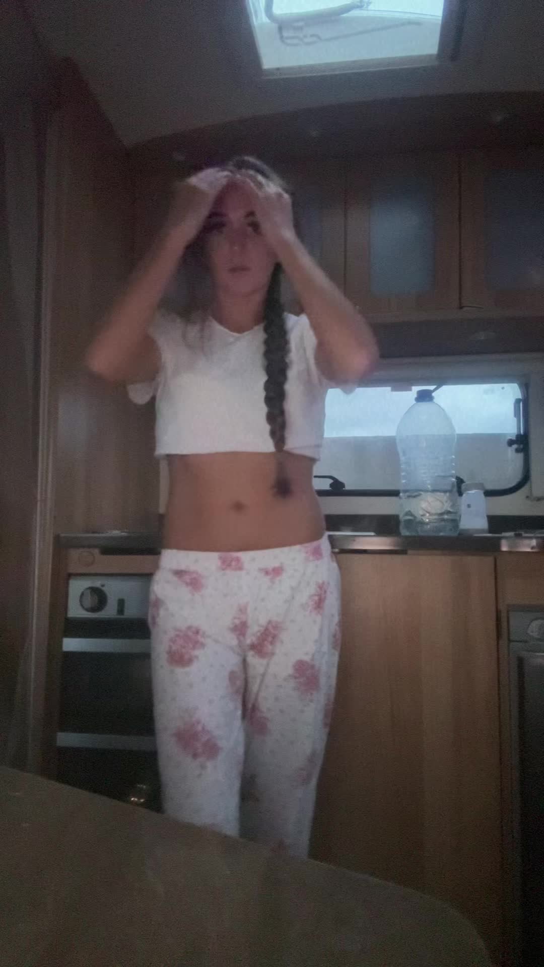 @~J~