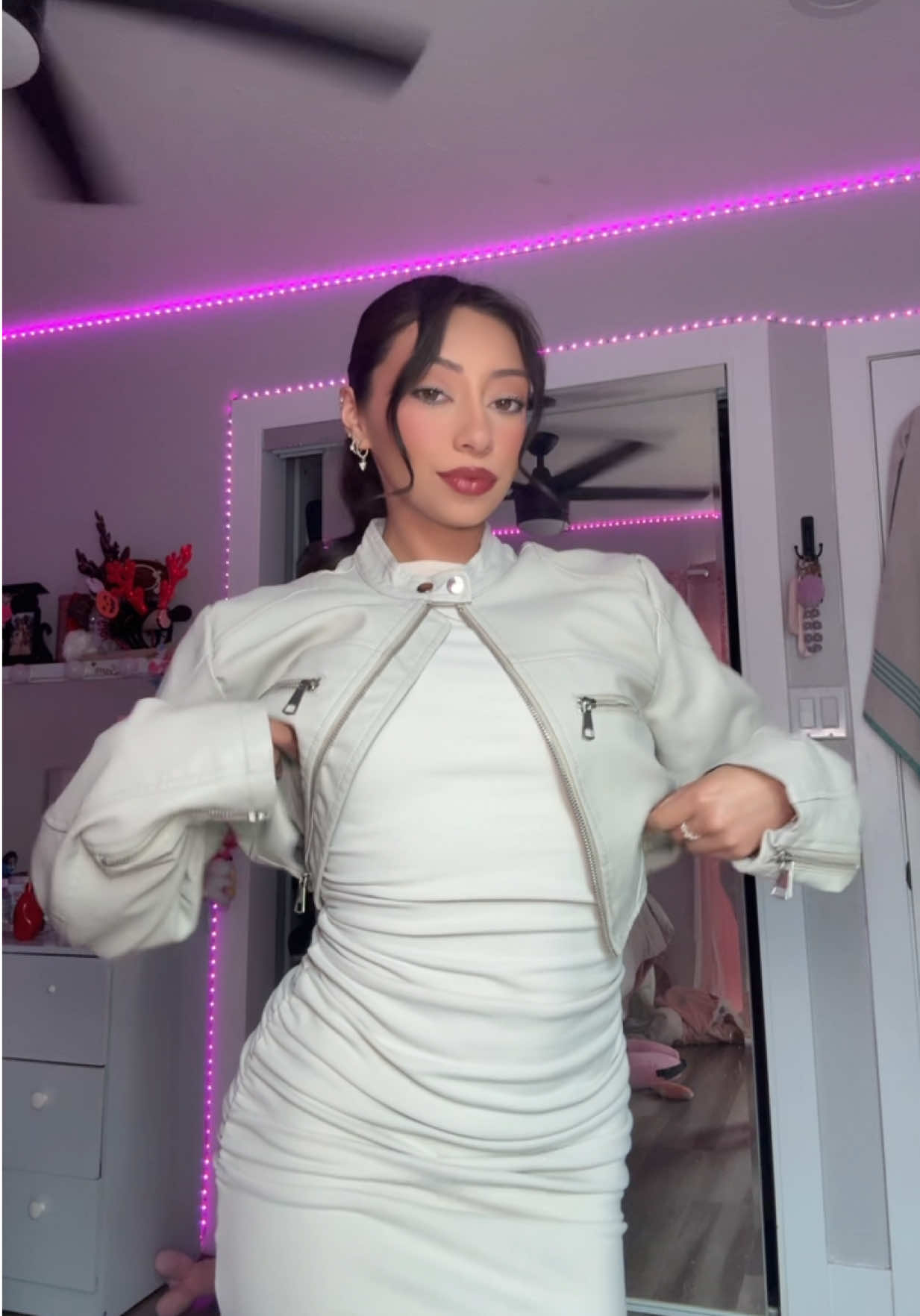 @samnicolelopez