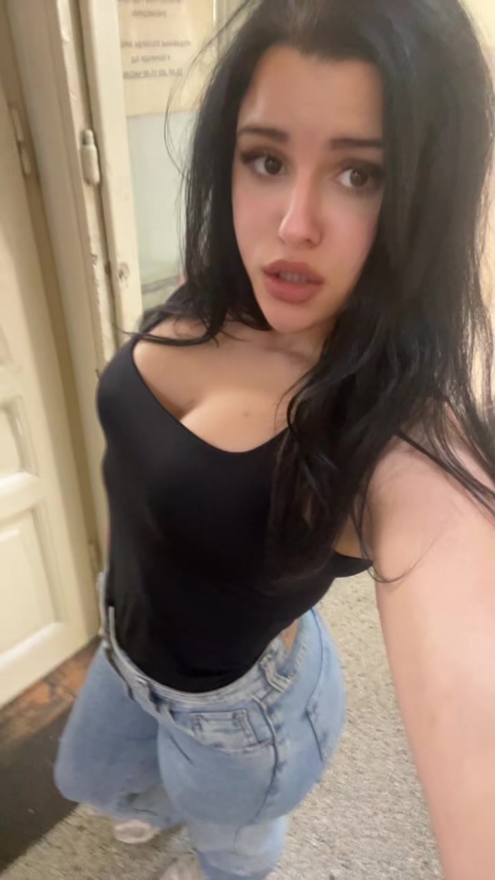 @neeveenica