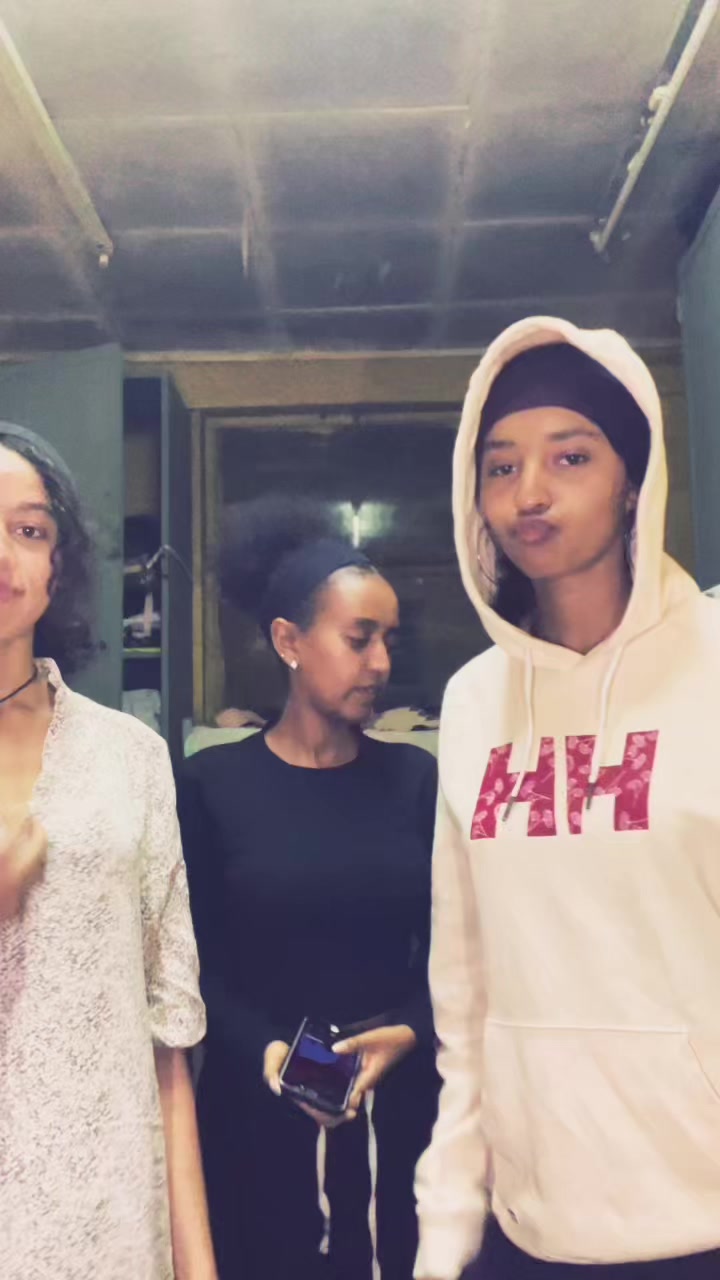 @ላኮኒC