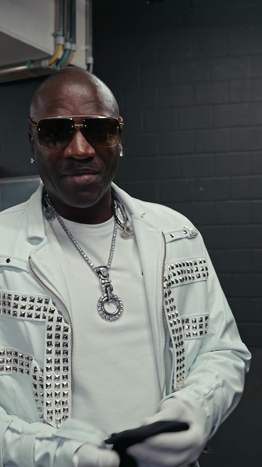 @AKON