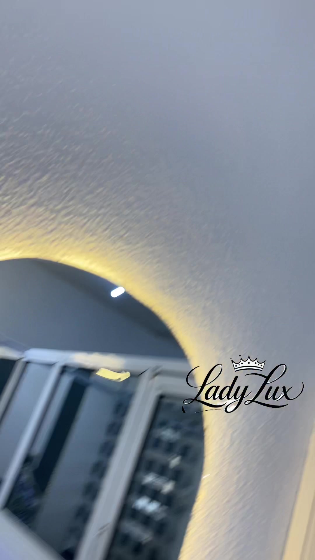 @ladylux_0