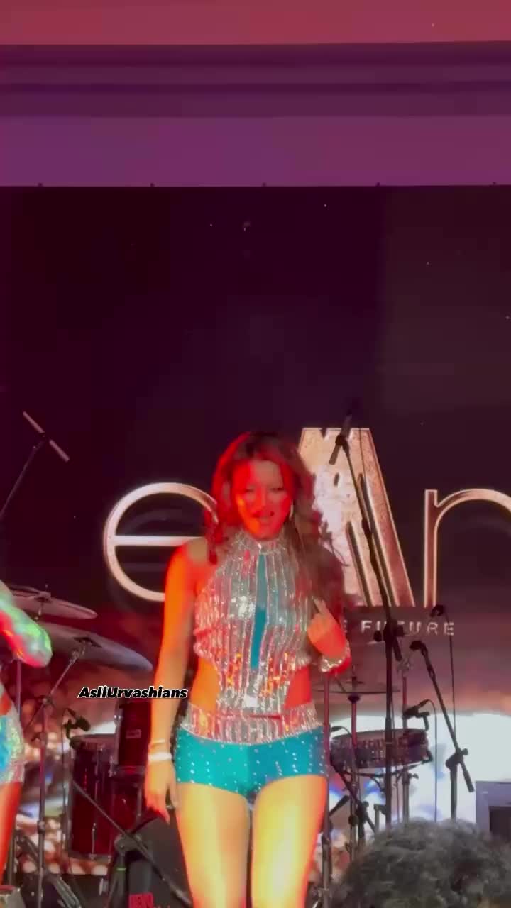 @Urvashi Rautela