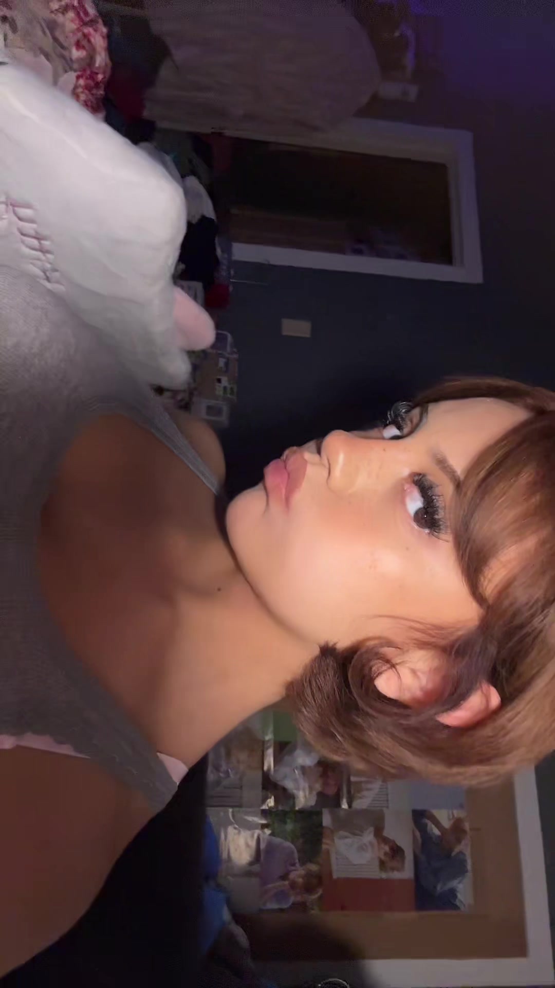 @^_<