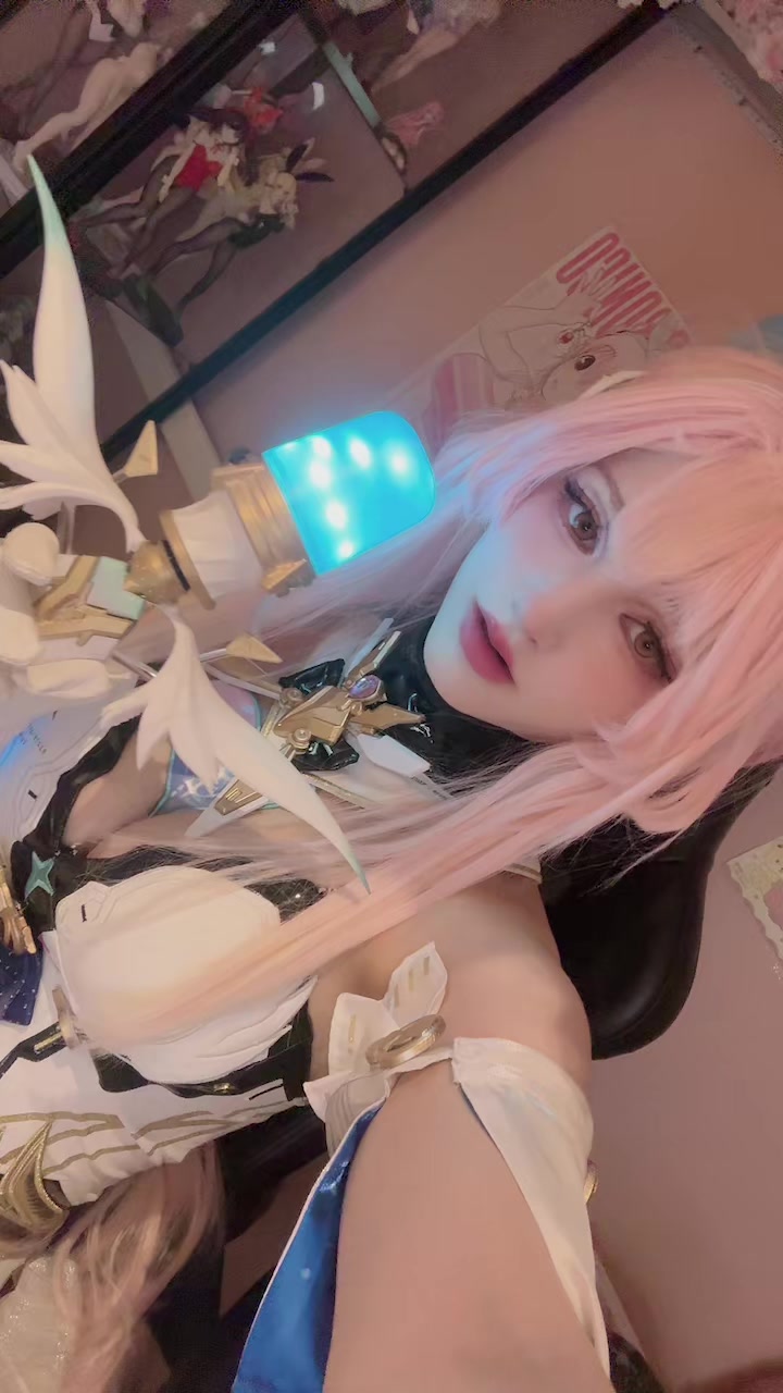 @Xemi👾<ig xemi_cosplay>