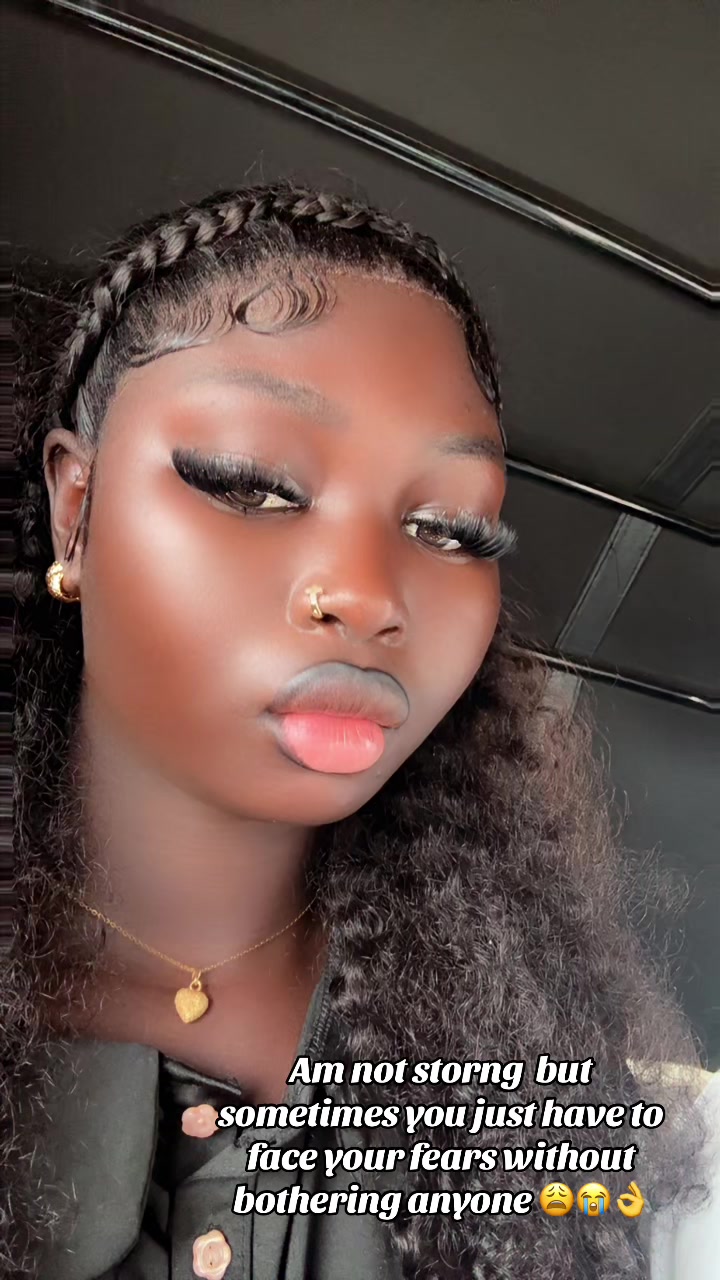 @Pink lip vendor in Warri 💋💄